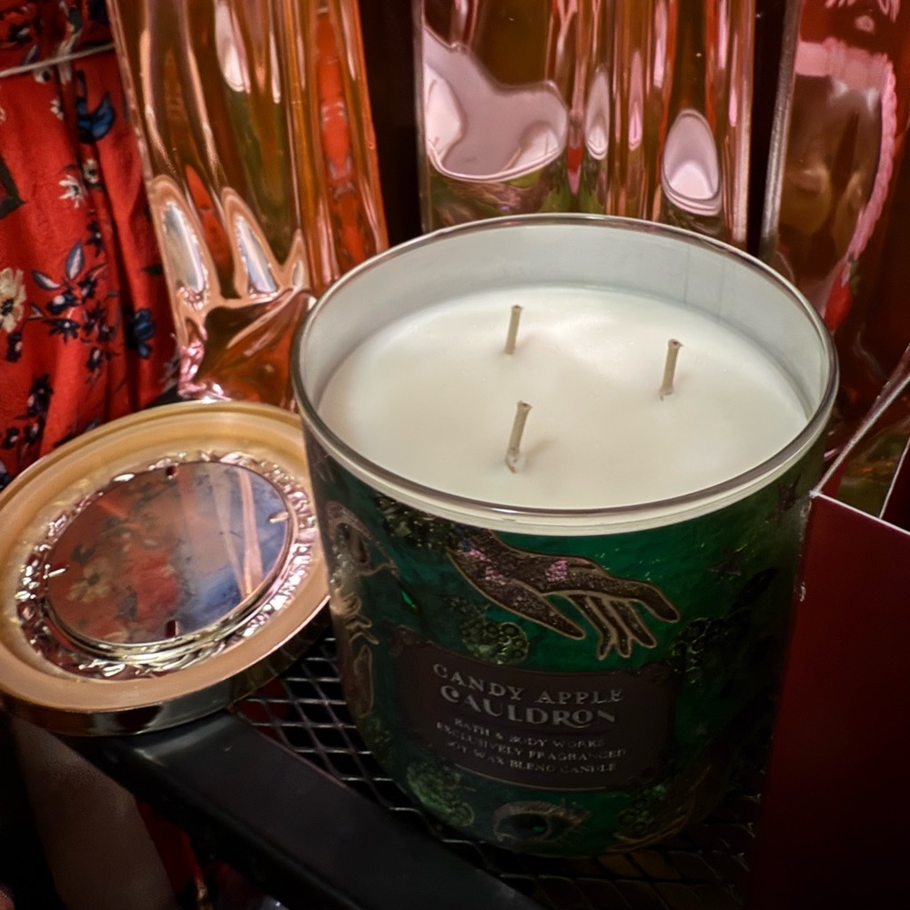Candy‎ Apple Cauldron 3-Wick Candle | Bath and Body Works - Picture 4 of 4